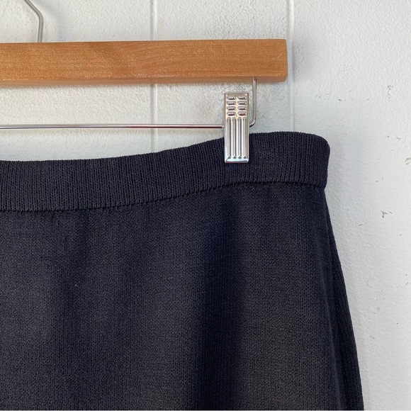 St John Basics Black Santana Knit Skirt Size 8 Pockets Knee Length Pull On - Picture 7 of 10